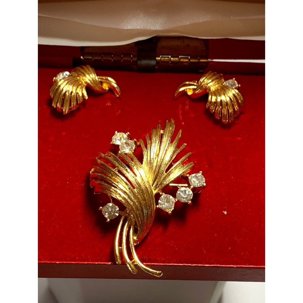 LISNER Vintage Demi Parure Gold Tone and Rhinestones Brooch and Earrings